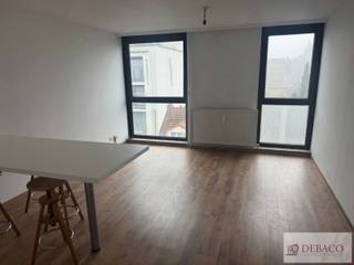 Goed gelegen en gerenoveerde mooie studio op de vierde verdieping (uniek zicht op Stad Leuven).<br /><br />Deze studio bestaat uit inkomhal, woonkamer met open (geïnstalleerde keuken) en aparte badkamer.<br /><br />Alles werd gerenoveerd en nieuw geschilderd.<br /><br />Beneden is er een beveiligde tusseningang evenals als een gemeenschappelijke fietsenberging.<br /><br />Deze studio is goed gelegen, nabij Gasthuisberg en tevens op wandelafstand van het centrum.<br /><br />Epc-waarde: 205 kWh/m².<br /><br />Meer info: www.debaco.be of bel 014/73.77.77