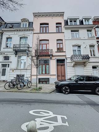 Ontdek deze ruime karakteristieke woning, ideaal gelegen in Elsene, met twee typische gevels en een royale oppervlakte van meer dan 250 m²...