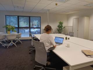 <p><strong>Te huur: instapklare kantoorruimte ±42 m² op toplocatie in Hasselt (Grote Ring)</strong></p>
<p>Op zoek naar een flexibele en professioneel uitgeruste kantoorruimte in Hasselt? Deze <strong>kantoorruimte van ca. 42 m²</strong> bij <strong>Smartspace</strong> is ideaal voor <strong>4 werkplekken</strong> en kan volledig worden aangepast aan de noden van jouw onderneming.</p>
<p>Dankzij de ligging aan de <strong>Grote Ring van Hasselt</strong> geniet je van een <strong>uitstekende bereikbaarheid</strong>, terwijl het <strong>centrum van Hasselt</strong> zich op korte afstand bevindt.</p>
<p><strong>Troeven</strong></p>
<p>✅ <strong>±42 m² kantoorruimte:</strong> geschikt voor 4 personen<br />✅ <strong>Aanpasbaar kantoormeubilair</strong> volgens jouw wensen<br />✅ <strong>Gebruik van vergaderzalen</strong> en gezellige <strong>coffee corners</strong><br />✅ <strong>All-in formule</strong>: onroerende voorheffing, elektriciteit, verwarming, internet, koffie, water, sanitair, schoonmaak, … inbegrepen</p>
<p>Interesse of meer info?<br />📩 Ontdek alles via <strong>www.smartspace.be of contacteer Lieve: 0474 581 988</strong></p>