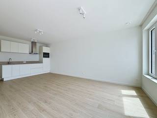 In dit nieuwbouwappartement op de 3e verdieping heeft u een magnifiek panoramisch zicht over het volledig nieuw aangelegde Lobroekplein, in de dynamische Slachthuisbuurt, met zijn groene aanleg van lindes, bloemenperken, fonteinen, etc. De terrasjes, kerktorens in de verte, horeca en winkels in de buurt maken de sfeer compleet. Vanuit heel het doorkijkappartement geniet u van veel natuurlijk licht aan de voor-en achterkant. Een hoogwaardig, doorlopend keramisch parket zorgt voor een warme en luxueuze uitstraling. Het appartement is voorzien van een kwalitatieve, volledig uitgeruste keuken, badkamer met inloopdouche, en overal aangename verlichting. Gelegen op de 3e verdieping met lift:- ruime inkomhal met groot raam naar binnentuin en aparte nis voor vestiaire kast - ruime leefruimte op keramisch parket & vloerverwarming. De leefruimte heeft directe toegang tot het overdekt terras- open keuken voorzien van kwalitatieve toestellen, compleet met inductiekookplaat & inox afzuigsyteem, koelkast met vriesvak, inox spoelbak & grote mengkraan, combi-oven, vaatwasser, veel kastruimte, extra Led verlichting.- een volwaardige slaapkamer met directe toegang tot het terras; - een 2e slaapkamer of bureel met zicht op de binnentuin - badkamer met inloopdouche, dubbel lavabomeubel, grote verlichte spiegel, en handdoekdroger- apart toilet met wasbakje en ronde spiegel- ruime berging met alle technische voorzieningen en aansluiting voor wasmachine en -droogkast- overal aangename verlichting, en gordijnrailsBijzonderheden:- aangename binnentuin waarvan alle bewoners kunnen genieten, dient als groene oase- gemeenschappelijke fietsenberging inbegrepen in de huurprijs- gemeenschappelijke wasserette en polyvalente ruimte beschikbaar - maandelijkse provisie 175 € per maand (inclusief verwarming & warm water, gemeenschappelijke kosten)- perfect binnenklimaat door ventilatiesysteem D- energiezuinig appartement met vloerverwarming (EPC A) - AAA Locatie nabij binnensingel, Park Spoor Noord, het centrum- Autostaanplaats (direct onder het appartement) in de ondergrondse garage met laadpaal bij te huren voor 125 €/maand- direct beschikbaarBent u geïnteresseerd in dit 2 slkmr - appartement te huur te Antwerpen? Aarzel dan niet om contact met ons op te nemen.