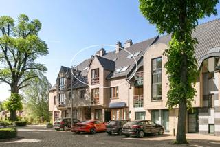 OMSCHRIJVING:- VERDIEPING 2: Inkomhal, gang met vestiarenis, woonkamer (6,54 x 4,00 m) met schuifraam die toegang biedt tot het terras (3,20 x 1,24...