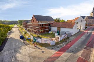 <p><strong>Woonerf Suerbemde – nieuwbouwwoning van 225 m² met garage in Zuurbemde (Glabbeek) – 6% btw mogelijk<br /></strong></p>
<p><strong>Kom kennismaken tijdens ons ontbijtevent</strong><br />Op <strong>zaterdag 10 oktober, van 10u tot 14u</strong>, zetten we de deuren open op Woonerf Suerbemde. Je kan de modelwoning bezoeken, rondkijken op het erf en bij een ontbijt al je vragen stellen. Inschrijven kan via christophe@immogve.be.<br /><br />Nieuw bouwen, maar met de sfeer van een eeuwenoud erf. Aan Zuurbemde 53D in Glabbeek verrijst deze ruime halfopen nieuwbouwwoning als deel van Woonerf Suerbemde. Het project draait rond een gerestaureerde hoeve uit 1744, in de dorpskern van Zuurbemde en binnen een beschermd dorpsgezicht.<br /><br />De woning biedt 225 m² woonoppervlakte, met drie ruime slaapkamers en twee badkamers. Aan de woning grenst een eigen garage van 38 m². Daar is plaats voor je wagen, en ook voor fietsen, tuinmateriaal of een werkhoek.<br /><br />De nieuwbouw grijpt bewust terug naar de traditionele vormgeving van de streek, maar wordt uitgevoerd met hedendaagse materialen en afwerking. Zo staan oud en nieuw niet naast elkaar, maar vormen ze één geheel. De bestaande kasseien, de taxus en de hoogstammen blijven behouden. In de hoek van de site komt opnieuw een boomgaard, waardoor het erf zijn landelijke karakter houdt.<br /><br />Ook technisch zit de woning helemaal in orde. Je verwarmt met geothermie en vloerverwarming, en koelt in de zomer passief. Ventilatie type D, zonnepanelen, domotica en een laadpunt voor je elektrische wagen maken het plaatje compleet. Zo woon je comfortabel met een lage energiefactuur.<br /><br />De ligging combineert dorpse rust met een vlotte bereikbaarheid: Leuven ligt op een kwartiertje en Brussel op ongeveer drie kwartier. Het project wordt gerealiseerd door Échelle, dat al 40 jaar historische sites een nieuwe bestemming geeft.<br /><br /><strong>Prijs:</strong> € 665.785 excl. btw en kosten. Een verlaagd btw-tarief van 6% is mogelijk onder voorwaarden. We bekijken graag samen met jou of je daarvoor in aanmerking komt.<br /><br /><strong>Oplevering:</strong> voorzien in de eerste helft van 2027.<br /><br /><strong>Interesse of meer info?</strong> Neem contact op met ons kantoor via 016 56 56 14 of info@immogve.be</p>
