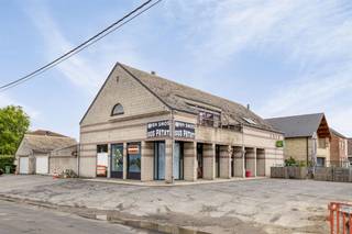 Ruime woning bestaande uit handelsruimte en een appartement te koop op een perceel van 12 a 61 ca.Dit prachtig gebouw met handelsruimte/kantoor met...