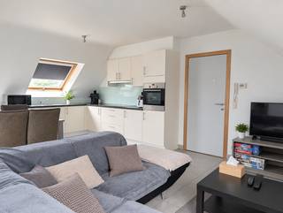 Zeer rustig gelegen twee-slaapkamer appartement te Erembodegem in nabijheid van openbaar vervoer, scholen en natuur. Het appartement bevindt zich op de derde verdieping en beschikt over een lift tot de 2 verdieping. Het omvat een lichtrijke leefruimte met open keuken, twee slaapkamers, een badkamer met douche, een afzonderlijk toilet en een berging. In de huurprijs zit 1 staanplaats inbegrepen. De maandelijkse lasten bedragen 45 euro (omvattende onderhoud lift, kuisen gemeenschappelijke delen, ...) Indien dit recent appartement u kan interesseren, aarzel niet ons te contacteren.