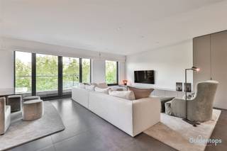 <p>Uitzonderlijk high-end appartement van 176 m² op topligging in Antwerpen Zuid. Gelegen op de 4e verdieping van een recente, perfect onderhouden residentie combineert dit exclusieve pand royale volumes, architecturale verfijning en discreet luxecomfort.<br />De indrukwekkende leefruimte vormt het hart van het appartement en biedt een zee van licht dankzij degrote raampartijen. De op maat gemaakte meubelwand met geïntegreerde tv-opstelling creëert een strak en tijdloos interieur. De luxueuze designkeuken met hoogwaardige afwerking en topapparatuur sluit aan op een zeer ruime en praktische bijkeuken/wasplaats.<br />Via de inkomhal met ingemaakte kasten bereikt u het nachtgedeelte met momenteel twee ruime slaapkamers en mogelijkheid tot een derde kamer/bureau. De master suite beschikt over een dressing en een luxueuze badkamer met hotelallure. In totaal zijn er twee stijlvol afgewerkte badkamers.<br />Het volledige appartement is uitgerust met vloerverwarming en biedt optimaal comfort. Verder beschikt het over een private berging. Een zeer ruime autostaanplaats in het gebouw, geschikt voor grote wagens, is optioneel bij aan te kopen aan €55.000. De gemeenschappelijke kosten bedragen slechts €150/maand en het EPC – label is A.<br />Een zeldzaam aanbod in Antwerpen, op wandelafstand van het Museum en de Scheldekaaien, omringd door cultuur, gastronomie en architectuur. Instapklaar, ruim en uiterst luxueus wonen op een van de meest gegeerde locaties van de stad.<br />plan uw bezoek tijdens onze exclusieve bezoekdag op zaterdag 14 maart.<span></span></p><hr /><p><span></span></p>