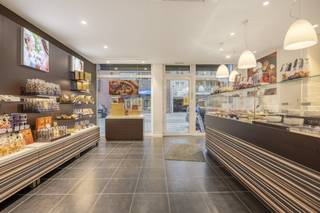 Dit gebouw biedt een uitstekend rendement voor investeerders die op zoek zijn naar een belegging met zekere huurinkomsten en weinig beheerskosten (geen syndicus, geen gemeenschappelijke kosten).Indeling van de opbrengsteigendom:1. Handelsruimte (Gelijkvloers, ± 165 m²)- in een perfecte staat en volledig vernieuwd bij de intrede van de huurder (winkelketen).- winkelruimte, magazijn en stockageruimte via afzonderlijke ingang, keuken, bureel en toiletten2. Appartementen (1e en 2e verdiep):- Bereikbaar via een aparte, gescheiden inkomhal met fietsenberging- Zeer goede staat, volledig vernieuwd in 2018- 1e verdiep: Appartement (± 100 m²) met 2 slaapkamers en een zonnig terras van ± 10 m².- 2e verdiep: Appartement (± 87 m²) met een ruim zonnig terras van ± 16 m².Troeven:- Alle entiteiten (één handelspand en twee appartementen) zijn momenteel verhuurd. De huurders zijn correct, en de winkelruimte wordt gehuurd door een standvastige, bekende winkelketen sinds 2020.- Gelegen in een van de belangrijkste winkelstraten van Eeklo, dicht bij openbaar vervoer en met voldoende parkeergelegenheid. De wekelijkse markt vindt plaats in de straat!- Weinig beheerskosten: geen syndicus, geen gemeenschappelijke kosten, bijdrage in onroerende voorheffing huurder handelspand- Uitstekende Energieprestaties: EPC A/B. Dit garandeert lage energiekosten en maakt de appartementen extra aantrekkelijk voor huurders.De appartementen werden in 2017/2018 volledig gerenoveerd (o.a. nieuwe condensatieketel, isolatie, nieuwe keukens en badkamers). De elektriciteit is conform en een recent conformiteitsattest is aanwezig. Het gebouw is uitstekend onderhouden, met recente investeringen in de daken en balustrades.Uitstekende energieprestaties:Gemeenschappelijke delen UC 3731684Winkel UC 3738852 label A Appartement Bus 1 UC 3731772, 92 kWh/m², label AAppartement Bus 2, UC 3731791, 138 kWh/m², label BWacht niet langer! Neem contact op voor meer informatie 0470 10 56 99 of elke.de.meyer@dewaele.com.