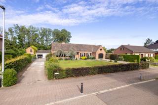 <p><strong>Solide en zeer ruime woning van 167 m² met o.a. 4 slaapkamers en een inpandige garage. De zeer ruime zolder biedt mogelijkheden tot uitbreiding en de volledige onderkeldering is een grote troef bij een renovatie. EPC Label-F<br /><br />Ligging: </strong>De woning ligt net buiten de dorpskern van het gezellige dorpje Stelen, een deeldorp van de Stad Geel. Zeer centraal tussen Geel en Westerlo en de omliggende gemeenten alsook op een boogscheut van op-en afrit van de E313.<br /><br /><strong>Indeling: -1: </strong>Kelder (met buitentrap) <strong>0: </strong>Inkomhal met vestiaire en toilet, leefruimte, keuken met eethoek, veranda, nachthal, 4 slaapkamers, inpandige garage <strong>+1: </strong>ruime zolder <strong>tuin </strong>met bijgebouw<br /><br /><strong>Beschrijving: </strong>Deze woning werd gebouwd in 1978 en betreft een oerdegelijke constructie. Ze beschikt over een uitzonderlijke gevelbreedte van 20m. en ligt op een perceel van maar liefst 31m. breed. De woning werd steeds goed onderhouden en beschikt over een solide basis, maar is aan renovatie en modernisatie toe.<br /><br />De woning heeft een klassieke indeling en beschikt over een inkomhal met vestiairekast en toilet. Van hieruit is er toegang naar de leefruimte en aansluitend de keuken. Achter de keuken en leefruimte grenst de veranda, die uitkijkt over de tuin.<br />De nachthal biedt toegang naar de 4 slaapkamers, badkamer én inpandige garage.<br /><br />Als extra troeven biedt de woning nog een volledige onderkeldering, die zowel vanuit de keuken als van buitenaf toegankelijk is. Dankzij een aantal ramen is hier natuurlijke lichtinval.<br />Ook de gigantische zolder biedt mogelijkheden als u wenst uit te breiden of voor stockage.<br /><br />Buiten zijn de tuin en het terras op het Westen gericht. Ideaal dus om van de avond-en middagzon te genieten, terwijl de kinderen in de tuin spelen. Van achterburen is geen sprake, aangezien de tuin achteraan grenst tegen de velden. Een mooi zicht is dus verzekerd!<br />Voor de autoliefhebber of hobbyist is een bijgebouw van +- 70m² ook aanwezig.<br /><br /><strong>Bijzondere informatieplicht:</strong> omgevingsvergunning stedenbouwkundige handelingen uitgereikt, woongebied, geen rechterlijke herstelmaatregel of bestuurlijke maatregel opgelegd, geen voorkooprecht ruimtelijke ordening, omgevingsvergunning voor verkavelen van gronden uitgereikt<br /><br />Deze woning valt onder de renovatieplicht. Voor meer info, kijk op de website van het Vlaams Energie- en Klimaatagentschap:<strong> https://energiesparen.be/renovatieverplichting<br /><br />Voor meer info of een bezoek ter plaatse neem contact op via 014/95 37 50.</strong></p>