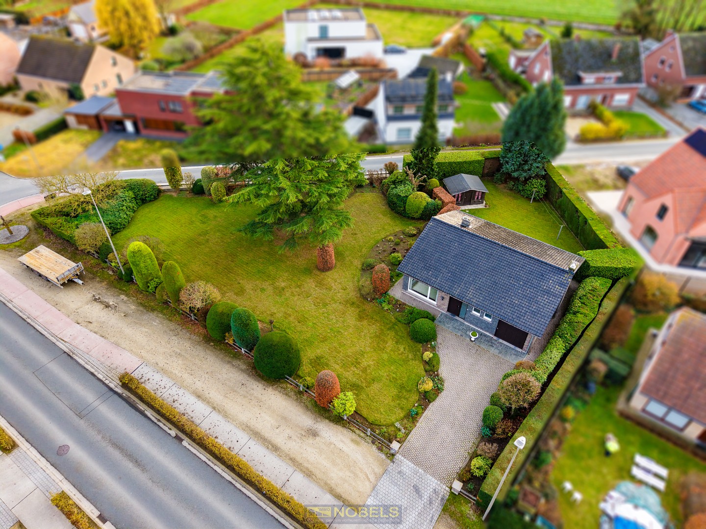 Te koop, Te moderniseren bungalow met grote visibiliteit op centrale ligging te Zingem! - foto 3