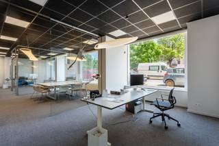 <p><strong>Deze multifunctionele kantoorruimte, volledig gerenoveerd in 2016, ligt op korte afstand van het centrum van Mechelen en is uitstekend bereikbaar, met vlotte verbindingen naar de E19, de ring rond Mechelen en het stadscentrum. Het pand bevindt zich in een opkomende, jonge en hippe buurt, omgeven door groen en met veel groeimogelijkheden.<br /><br /></strong>De gevel aan de straatzijde is 16 meter breed en biedt toegang tot ingerichte kantoor- of toonzaalruimtes met veel natuurlijke lichtinval. Er is een kitchenette, toiletten en een douche aanwezig, en de open ruimtes zorgen voor een aangename, lichte werkomgeving. De kantoorruimte is voorzien van moderne technische uitrusting, waaronder domotica, ventilatie, rookdetectie, centrale verwarming op gas en een volledige telefonie- en datanetwerkinfrastructuur inclusief serverruimte.</p>
<p>Op het gelijkvloers bevinden zich de inkomhal, een vergaderzaal, de toiletten voor dames en heren, de kitchenette, de technische ruimte met serverruimte en een douche. Verschillende kantoren met glazen wanden en een buitenruimte maken het geheel compleet, terwijl achteraan een cascoruimte aanwezig is. De tuin heeft een oppervlakte van 260m². <br /><br />De ondergrondse ruimte, toegankelijk via een automatische poort ruimte biedt een open, multifunctionele oppervlakte met natuurlijke lichtinval en directe toegang tot de tuin, geschikt voor 25-tal parkeerplaatsen of opslag.<br /><br />Achteraan het pand ligt een stuk bouwgrond, ideaal voor uitbreiding van kantoorruimte, het opzetten van een fitness of dokterspraktijk, of volledig naar eigen wens in te richten.<br /><br /></p>