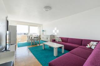 uim appartement op Linkeroever met prachtig zicht op de Schelde en de Antwerpse skyline.
<p>Dit appartement aan de Gloriantlaan combineert een rustige ligging op Linkeroever met een vlotte verbinding naar het centrum van Antwerpen, de voetgangerstunnel, openbaar vervoer en verschillende recreatiegebieden langs de Schelde. Vanuit de leefruimte geniet u van een weids uitzicht op het water en de skyline van Antwerpen, wat elke dag een uniek woongevoel creëert. Met twee ruime slaapkamers en een royale woonkamer biedt dit appartement veel comfort, natuurlijke lichtinval en aangename leefruimte. De praktische indeling en de centrale ligging maken dit appartement bijzonder interessant voor wie comfortabel wil wonen nabij stad en natuur.</p>
<p>Belangrijkste ruimtes:<br />• Ruime living met veel lichtinval en prachtig uitzicht over de Schelde en de Antwerpse skyline<br />• Keuken voorzien van gaskookplaat, dampkap en enkele spoelbak<br />• Twee ruime slaapkamers met aangenaam natuurlijk licht<br />• Badkamer met ligbad<br />• Apart toilet met handenwasser</p>
<p>Troeven:<br />• Panoramisch zicht op de Schelde en de Antwerpse skyline<br />• Twee ruime slaapkamers en royale leefruimte<br />• Rustige ligging op Linkeroever met snelle verbinding naar het centrum en openbaar vervoer</p>
<p>Neem vandaag nog contact op met je ERA-makelaar voor een bezoek. JOUW DROOMAPPARTEMENT. ZO GEVONDEN!</p>