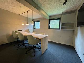 Fenomenaal gelegen all-in kantoren voor 8 personen te huur (ook andere mogelijkheden beschikbaar van 4 tot 22 personen) langs én met een...