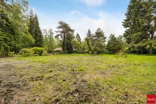 <strong><span>Prachtige bouwgrond op toplocatie</span></strong><br /><br />Op zoek naar de ideale locatie om uw droomwoning te realiseren? Deze ruime <strong>bouwgrond </strong>met een oppervlakte van 1500 m2 biedt tal van mogelijkheden voor het bouwen van een open bebouwing. Het perceel, gelegen in een groene omgeving, heeft de perfecte uitvalbasis vlakbij het centrum, sportcentra, scholen en winkels. <br /><br />De <strong>bouwgrond </strong>heeft een zuid georiënteerde tuin in een rustig gelegen straat. Het perceel heeft een enorme straatbreedte van meer dan 40 meter en biedt tal van mogelijkheden. Een unieke kans om uw droomwoning te realiseren!<br /><br /><span>Extra troeven</span>:<br />- zuid oriëntatie<br />- enorme straatbreedte (+ 40m)<br />- bouwklaar perceel<br /><br />Voor meer informatie over deze <strong>bouwgrond </strong>kan u mij vrijblijvend contacteren op 0479 22 90 35 of roel@reds.be.