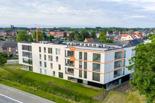 Op een boogscheut van het centrum van Halen en op slechts 3 minuten wandelen van de gekende snuffelmarkt hebben in ons prachtig nieuwbouwproject “Residentie Halon” nog enkele mooie appartementen op verdiep te koop! Appartement A13 bijvoorbeeld is gelegen op verdiep +2 en beschikt over 2 ruime slaapkamers en heeft een aangenaam terras.<br /><br />Ook dit nieuwbouwappartement beschikt over een eigen warmtepomp en PV-panelen om zo uw energiefactuur tot een minimum te beperken. Een groot pluspunt als toekomstige woonst of duurzame en kwalitatieve investering!<br /><br />Voor meer informatie ontvangen we u graag bij ons op kantoor of ter plaatse om dit prachtige project tot in de puntjes toe te lichten. Bel nu Elien Mombaerts op het nummer 0470/38.21.30.