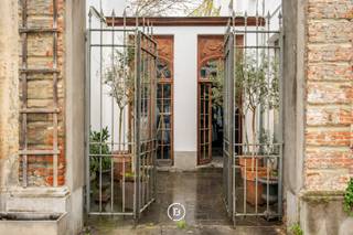 In het hart van Aalst, op het levendige Keizersplein bevindt zich dit ruime historische handelspand vol karakter. Achter de statige gevel schuilt een gebouw met hoge plafonds, veel natuurlijke lichtinval en een prachtige authentieke trap die meteen de toon zet. Achteraan is er een charmante binnenkoer met aparte toegangspoort. Dit pand heeft alles in huis om nog meer te schitteren — ideaal voor wie houdt van historische charme en potentieel op een toplocatie.