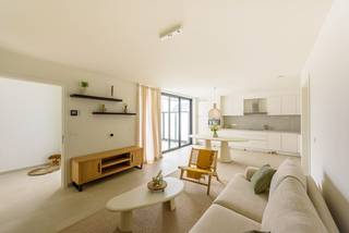 In het hart van Avelgem bevindt zich dit knusse nieuwbouwappartement, perfect ingericht en volledig geschilderd.Eén stap naar buiten en u vertoeft in...