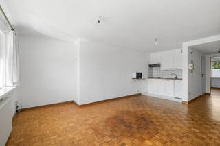 <p>Te koop: 1-slaapkamer appartement in Gent, gelegen aan de Koningin Fabiolalaan, op wandelafstand van station Gent-Sint-Pieters.</p>
<p>Dit appartement biedt een centrale ligging in het hart van de stad, met scholen, winkels en openbaar vervoer binnen handbereik. Het appartement heeft nood aan een energetische renovatie, maar biedt vandaag de ideale opportuniteit om deze werken op eigen tempo uit te voeren.. Er is bovendien de mogelijkheid tot aankoop van twee garageboxen, wat een grote troef is in deze buurt. Geschikt voor zowel eigen bewoning als een interessante investering.</p>
<p>Belangrijkste ruimtes:<br />• Woonkamer met natuurlijke lichtinval en directe verbinding naar de hal<br />• Slaapkamer met ruimte voor een dubbel bed en dressing<br />• Badkamer met bad<br />• Twee aparte garageboxen (optioneel aan te kopen)</p>
<p>Troeven:<br />• Centrale ligging vlakbij station Gent-Sint-Pieters<br />• Mogelijkheid tot aankoop van 2 garageboxen<br />• Geschikt voor eigen bewoning of als investering</p>
<p>Neem vandaag nog contact op met uw ERA-makelaar voor een bezoek. JOUW DROOMAPPARTEMENT. ZO GEVONDEN!</p>