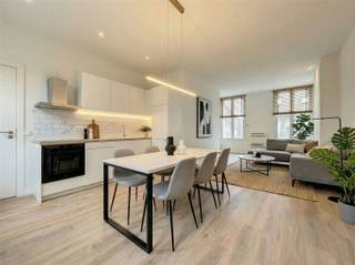 Centraal gelegen, gerenoveerd appartement nabij het EilandjeDit ruime en lichtrijke éénslaapkamerappartement is gelegen op de derde verdieping...