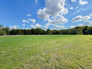 PARCELLE À BÂTIR POUR VILLA À LA CAMPAGNE (7.030 M²)Avec une imposante façade de rue de 40 mètres, idéalement située dans le charmant village...