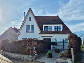 <p>Deze uitzonderlijke <strong>vrijstaande villa</strong> belichaamt verfijnde landelijke luxe en authentiek vakmanschap. Elk detail werd met zorg gekozen, waarbij karaktervolle materialen harmonieus samengaan met hedendaags comfort en elegante <strong>steel-look ramen</strong>.</p>
<p>De woning verwelkomt u via een statige inkomhal met <strong>gastentoilet</strong>, een <strong>prachtige trap</strong> en een ambachtelijk <strong>smeedijzeren leuning</strong>. Een indrukwekkende klassevolle <strong>g</strong><strong>ebogen deur</strong> leidt naar de royale leefruimte, waar sfeer en licht centraal staan. Vanuit de leefruimte geniet u van een open zicht op het <strong>achtergelegen terras en de tuin</strong>, terwijl de <strong>Zweedse kachel</strong> zorgt voor een warme, uitnodigende ambiance op gezellige winteravonden.</p>
<p>De aangrenzende bureauruimte en volledig <strong>geïnstalleerde leefkeuken</strong> is zowel functioneel als stijlvol en biedt een aangenaam zicht op de <strong>voortuin</strong> – een ideale plek voor wie gastronomie en gezelligheid weet te waarderen.</p>
<p>Op de eerste verdieping bevindt zich een <strong>luxueuze badkamer</strong>, afgewerkt met zorgvuldig geselecteerde, waardevolle materialen en voorzien van een <strong>inloopdouche, ligbad, lavabo, designtoilet en radiator</strong>. Verder beschikt deze verdieping over <strong>twee ruime slaapkamers</strong> en een <strong>volledig ingerichte dressing</strong> die aanvoelt als een private suite.</p>
<p>Een vaste trap leidt naar de <strong>zolder</strong>, die kan worden ingericht naar eigen believen. Deze zolders zijn <strong>volledig geïsoleerd</strong>.</p>
<p>Aan comfort en functionaliteit geen gebrek: de woning beschikt over een <strong>grote garage met wasruimte</strong>, toegankelijk via het terras, evenals een <strong>droge kelder</strong> die dienstdoet als berging en <strong>cv-ruimte</strong>.</p>
<p><strong>Uitzonderlijke meerwaarde:</strong></p>
<p>Er werd reeds een <strong>vergunning afgeleverd voor een royale achterbouw met verdieping</strong>, waardoor 68 m2 extra leefruimte kan worden gecreëerd indien gewenst. Deze uitbreiding kan <strong>naadloos worden geïntegreerd met de bestaande leefkeuken</strong>, en de <strong>vloerplaat is reeds voorzien</strong>, wat het uitbreidingsproject aanzienlijk vereenvoudigt.<br /><strong>Verwarming</strong> is bedienbaar via <strong>domotica.</strong><br />Alle<strong> raamdecoratie en verlichtingsarmaturen (dimbaar) zijn inclusief de vraagprijs.</strong></p>
<p>Deze villa is een <strong>zeldzaam aanbod</strong> voor wie op zoek is naar rust, ruimte en klasse, met de flexibiliteit om de woning verder te laten meegroeien met uw levensstijl.<br />Bij interesse: Kristien: 0475 496218<br /><br /></p>