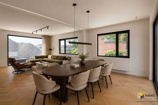 <p><span>Oude Keerbergsebaan 25 - Bonheiden</span></p><p><span> </span></p><p><span>Maison rénovée qualitativement (380 m²) à Bonheiden</span></p><p><span>Cette maison spacieuse est située à Oude Keerbergsebaan. Vous vivez ici dans un environnement particulièrement calme et verdoyant, tandis que les magasins, les écoles et les voies de communication se trouvent à une courte distance. Une combinaison idéale d'intimité, de confort et d'accessibilité.</span></p><p><span>La maison individuelle a été entièrement rénovée avec un souci du détail, des matériaux de qualité et un confort de vie contemporain. Grâce à une finition de qualité, vous profiterez d'une maison prête à l'emploi où le style et la fonctionnalité vont de pair. En outre, le bâtiment bénéficie d'un label EPC A favorable (77 kWh/m² par an – niveau E 56) et 14 panneaux solaires ont été installés, ce qui contribue à un confort de vie efficace sur le plan énergétique et orienté vers l'avenir.</span></p><p><span>Avec une surface habitable de pas moins de 380 m² sur un terrain de 956 m², cette propriété offre un espace de vie exceptionnel, tant à l'intérieur qu'à l'extérieur. Les espaces de vie riches en lumière créent une atmosphère agréable et ouverte et forment un bel ensemble avec le jardin environnant où vous pouvez profiter de la verdure en toute tranquillité et intimité.</span></p><p><span>En outre, la maison comprend:</span><span><br />▪️</span><span> 4</span><span>chambres à coucher complètes<br />▪️</span><span> 2</span><span>salles de bains élégantes<br />▪️</span><span> Cuisine habitable avec tout le</span><span>confort contemporain<br />▪️</span><span> Garage et</span><span>cave spacieux<br />▪️</span><span> Allée avec</span><span>facilités de stationnement<br />▪️</span><span> Grand jardin et 2 terrasses</span></p><p><span>Vous êtes à la recherche d'une maison économe en énergie dans laquelle vous pouvez emménager en toute tranquillité ? Ne manquez pas cette opportunité ! Surface habitable 380 m² – ref : surface brute de plancher. Pour plus d'informations ou une estimation gratuite, visitez www.hansimmo.be</span></p><p><span> </span></p>