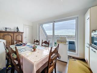 <p>Dit <strong>recent appartement</strong> bevindt zich op de vijfde en zesde verdieping van een verzorgd gebouw <strong>met lift</strong>. Het omvat een inkomhal, een lichtrijke woonkamer met open en <strong>ingerichte keuken</strong>. Aansluitend aan de keuken bevindt zich een <strong>praktische berging</strong> met aansluitingen voor een wasmachine, evenals een <strong>apart toilet</strong>.</p>
<p>De woonkamer biedt directe toegang tot <strong>twee ruime terrassen</strong>, perfect om de hele dag door van de zon te genieten.<br /><br /></p>
<p>Op de bovenste verdieping bevinden zich <strong>twee volwaardige slaapkamers</strong>, waarvan één met ruimte voor een dressing (24m²). De moderne badkamer is uitgerust met een douche, bad, dubbele lavabo en toilet.<br /><br /></p>
<p>Het gebouw beschikt bovendien over een <strong>gemeenschappelijke fietsenberging</strong>.</p>
<p>Het appartement is volledig voorzien van <strong>airconditioning</strong>, centrale verwarming op aardgas, dubbele beglazing en een videofoon. Kortom: een instapklaar appartement, ideaal voor starters of als investering!<br /><br /></p>
<p><br />Men geniet van een gunstige ligging op minder dan 2 kilometer van het strand en in de nabijheid van het station van Oostende. Dankzij de centrale ligging zijn winkels, scholen en openbaar vervoer vlot bereikbaar, wat zorgt voor een ideale combinatie van comfort en bereikbaarheid.</p>
<p>Voor meer info of een bezoek, contacteer Jonas via <strong>jonas@immotijl.be </strong>of <strong>0477 17 44 20</strong>.</p>