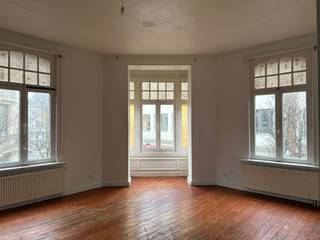 <p><span><strong><u>Uitzonderlijk knap hoekgebouw met potentieel en leuke historische aspecten!</u></strong></span></p><p><span><strong> </strong></span></p><p><span><span>Op een interessante ligging tussen de hippe slachthuissite en het historisch hart van Antwerpen kan u dit eigendom terugvinden. De straatnaam refereert naar een leuke link met verschillende scholen in de omgeving. Het is ook gelegen vlak tegenover de KdG Hogeschool en er zijn hier verschillende studentenresidenties aanwezig in de onmiddellijke omgeving.</span></span></p><p><span><span> </span></span></p><p><span><span>Dit hoekgebouw is momenteel gekend door de stad als "eensgezinswoning" maar fysiek al jarenlang opgedeeld in 4 appartementen (2de en 3de verdieping zijn 2 duplexen). Gezien de oppervlakte van het gebouw is er een mogelijkheid om dit gebouw met omgevingsvergunning op te splitsen. Het is groter dan 350 m². Wel rekening te houden dat de vraag zal komen om een eensgezinswoning te integreren. Voor de rest kan dit geoptimaliseerd worden met bijvoorbeeld studentenkamers of studio's om te verhuren op rendement. Elke entiteit beschikt op vandaag al over een eigen buitenruimte.</span></span></p><p> </p><p><span><span>EPC: label C – certificaatnummer 20230216-0002812663-RES-1.</span></span></p><p><span><span> </span></span></p><p><span><span>Het eigendom biedt ongelooflijk veel potentieel, beschikt over aantrekkelijke ruimtes, lichtinval, hoge vrije hoogtes. Een fijn project voor een projectontwikkelaar of vastgoedinvesteerder!</span></span></p><p> </p><p><span><span>Bel ons nu voor het inplannen van een afspraak op 0495/72.88.49.</span></span></p><p> </p><p> </p>