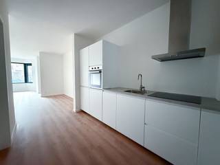 <p>Bent u op zoek naar een instap klaar appartement met veel licht, ruimte, toekomstgerichte energieprestaties én een mooie tuin? Dan is dit appartement op gelijkvloerse verdieping van een kleinschalig gebouw aan de Deuzeldlaan in Schoten zeker iets voor u. Het appartement beschikt over een ruime leefruimte met veel natuurlijke lichtinval, een uitgeruste keuken, 2 comfortabele slaapkamers en achteraan een groot terras met aansluitend de rustige tuin. Wat dit appartement echt uniek maakt, is de uitstekende energieprestatie (A-label). De huidige eigenaar heeft al het dak vernieuwd, gevelisolatie laten aanbrengen en nieuwe ramen geplaatst. Bovendien is appartement ook voorzien van een warmtepomp, wat uw wooncomfort én energie-efficiëntie naar een hoger niveau tilt. De elektriciteit is eveneens conform. Bijzonderheden: - Knap terras, - Geen syndicus en dus weinig of geen algemene kosten, - Nieuwe ramen, dak én gevelisolatie, - Zeer energiezuinig: A-label! Dit maakt het appartement niet alleen future proof, maar ook een slimme investering op lange termijn. Toplocatie op wandelafstand van winkels, openbaar vervoer, scholen en parken. Ideaal als starterswoning, investering of voor wie duurzaam wil wonen in het centrum van Schoten. Maak nu snel een afspraak via info@guldentopsvastgoed.be of 03/501.64.27 voor onze eerste bezoekmomenten.</p>