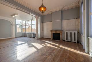 <p>In het bruisende centrum van Eeklo vind je deze uitzonderlijke, te renoveren herenwoning boordevol karakter en charme. Met maar liefst 5 à 7 ruime slaapkamers, hoge plafonds en een overvloed aan authentieke elementen, is dit een pand dat meteen tot de verbeelding spreekt.<br />Deze statige woning biedt een overvloed aan ruimte en mogelijkheden – ideaal voor wie op zoek is naar een uniek renovatieproject met ziel. Geniet van een aangename binnentuin, een zeldzaam rustpunt midden in de stad én een groot magazijn dat perfect dienst kan doen als atelier, praktijkruimte of zelfs extra woonvolume.<br />Troeven op een rij:<br />• Topligging in het centrum van Eeklo<br />• 5 ruime slaapkamers boven en 2 kamers beneden<br />• Authentieke elementen zoals moulures open haard originele vloeren en hoge plafonds<br />• Zonnige binnentuin<br />• Groot achterliggend magazijn van 122 m² + in te richten zolder<br />• Oneindige mogelijkheden: gezinswoning, kangoeroewonen, co-housing, praktijk/kantoor aan huis, B&B, ...<br />Een unieke kans voor wie droomt van wonen, werken of investeren in een karaktervolle setting met geschiedenis. Laat je inspireren en ontdek de vele mogelijkheden van dit uitzonderlijke pand.<br />Contacteer ons vandaag nog voor meer informatie of een bezoek ter plaatse op 0470/79 66 20 of mail naar nele@cornelis-partners.be</p>