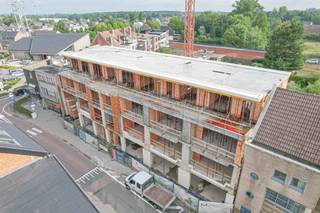 Laatste appartement te koop in project Musica! <br /><br />In het centrum van Sint-Katelijne-Waver vind je Project Musica, een duurzaam en energiezuinig nieuwbouwproject met tijdloze architectuur.<br /><br />Dit laatste appartement van 120 m² ligt op de eerste verdieping en biedt een lichtrijke leefruimte met aansluitend zuidwestterras, open keuken, berging, 3 slaapkamers, badkamer en apart toilet. Via de inkom aan de achterzijde kom je terecht onder een gemeenschappelijke luifel met zicht op het binnenplein.<br /><br />Alle woningen zijn BEN-30 gebouwd, waardoor je geniet van een 50% vrijstelling van onroerende voorheffing gedurende 5 jaar. Ondergronds zijn privatieve parkeerplaatsen, boxen en bergingen beschikbaar, naast fietsenstallingen.<br /><br />Dankzij de opsplitsing tussen grond- en constructiewaarde betaal je registratierechten op het grondaandeel en enkel BTW op de constructiewaarde.<br /><br />Ontdek dit unieke aanbod en plan vandaag nog je afspraak met onze nieuwbouwspecialist via onze website.