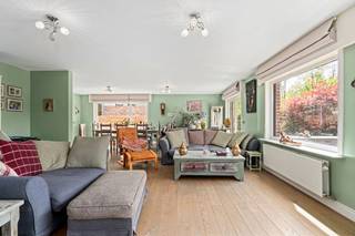 <p>[[ DIT PAND NEEMT DEEL AAN DE ERA OPEN HUIZEN DAG OP 19/9 VAN 16:00 TOT 17:00 ]]</p>

<p><strong><u>Te koop:</u></strong> instapklare villa in Wezembeek-Oppem, op wandelafstand van het centrum en dicht bij openbaar vervoer.</p>

<p> </p>

<p>Deze woning uit 2005 biedt een comfortabele indeling en een rustige, residentiële ligging. Met vijf ruime slaapkamers en twee badkamers is er plaats voor het hele gezin. De tuin van 288 m² en het zuidgericht terras zorgen voor aangename buitenmomenten. Dankzij de nabijheid van scholen, winkels en invalswegen geniet u van een uitstekende bereikbaarheid.</p>

<p> </p>

<p><strong><u>Belangrijkste ruimtes:</u></strong></p>

<p>• Woonkamer met veel lichtinval en directe toegang tot het terras</p>

<p>• Volledig ingebouwde keuken met ontbijthoek en moderne toestellen</p>

<p>• Vijf ruime slaapkamers</p>

<p>• Badkamer met inloopdouche, ligbad en dubbele wastafel</p>

<p>• Douchekamer met inloopdouche, toilet en wastafel</p>

<p>• Garage met automatische poort, plaats voor 3 wagens en waterverzachter</p>

<p>• Meerdere kelders voor extra opslag</p>

<p>• Zuidgericht terras vooraan en tuin van 288 m²</p>

<p>• Buitenparkeerplaats voor 3 wagens</p>

<p> </p>

<p><strong><u>Troeven:</u></strong></p>

<p>• Op wandelafstand van het centrum</p>

<p>• Dicht bij openbaar vervoer</p>

<p>• Ruime slaapkamers</p>

<p> </p>

<p>Meer informatie of een bezoek met Lynn Gorin? Contacteer ons via +3223351115</p>

<p>JOUW DROOMHUIS. ZO GEVONDEN!</p>