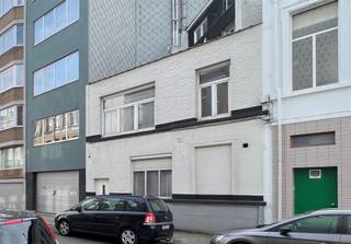 <p><span>Projet de terrain à Anvers-Berchem</span></p><p><span> </span></p><p><span>Un permis a été délivré en 2022 mais n'a pas été exécuté pour 1 immeuble commercial + 5 appartements.</span></p><p><span> </span></p><p><span>Ce permis a expiré</span><span> et doit faire l'objet d'une nouvelle demande.</span></p><p><span> </span></p><p><span>Emplacement :</span></p><p><span>Cette maison / ce projet de terrain à démolir est situé dans la Generaal Lemanstraat, près du centre d'Anvers. A l'avant, le bâtiment touche la Generaal Lemanstraat, à l'arrière le bâtiment se termine dans De Lescluzestraat. L'immeuble convient parfaitement comme bureaux car l'accessibilité est idéale pour les employés et les clients, à quelques minutes seulement des bretelles d'accès à l'A12 et à l'E34. </span></p><p><span> </span></p><p><span>Ancienne licence d'exploitation :</span></p><p><span>Rez-de-chaussée :</span></p><p><span>- hall d'entrée, avec ascenseur et cage d'escalier </span></p><p><span>- rez-de-chaussée commercial </span></p><p><span>Etage 1</span></p><p><span>- appartement avec 2 chambres à coucher + terrasse</span></p><p><span>Niveau 2</span></p><p><span>- appartement avec 2 chambres à coucher + terrasse</span></p><p><span>Niveau 3</span></p><p><span>- appartement avec 2 chambres à coucher + terrasse</span></p><p><span>Niveau 4</span></p><p><span>- appartement avec 2 chambres + terrasse</span></p><p><span>Niveau 5</span></p><p><span>- appartement avec 1 chambre à coucher + terrasse</span></p><p><span> </span></p><p><span>Cette propriété peut être soumise à l'obligation de rénovation imposée par le gouvernement flamand pour les bâtiments résidentiels. Pour plus d'informations, consultez le site web de l'Agence flamande de l'énergie et du climat à l'adresse <span>https://www.energiesparen.be/renovatieverplichting-residenti%C3%ABle-gebouwen-2023</span></span></p><p><span> </span></p>
