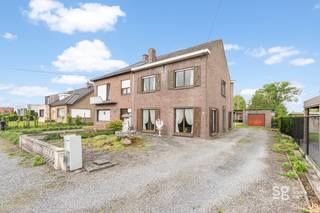 Op zoek naar een woning die je volledig naar eigen smaak kan renoveren? Deze halfopen bebouwing, gelegen op een centrale locatie in Nazareth, vormt de ideale basis voor een prachtig renovatieproject.

De woning beschikt momenteel over een ruime inkomhal die toegang biedt tot de leefruimte en eetplaats. Aansluitend bevindt zich een praktische bergruimte, evenals een apart toilet en de keuken. Op de eerste verdieping vinden we drie volwaardige slaapkamers en een badkamer. Opvallend is de bijzonder ruime overloop, die zich perfect leent tot het creëren van een open bureauruimte of extra multifunctionele zone.

Daarnaast beschikt de woning over een zolder, die bijkomende uitbreidingsmogelijkheden biedt.

Buiten geniet je van een aangename tuin met voldoende ruimte om te ontspannen. De garage biedt plaats aan twee wagens die achter elkaar kunnen worden geparkeerd.

Kortom, een stevige woning met veel potentieel voor wie op zoek is naar een renovatieproject op een goede ligging.
Wenst u meer informatie of een bezoek? 
Neem contact op met ons kantoor: www.descheldegalm.be