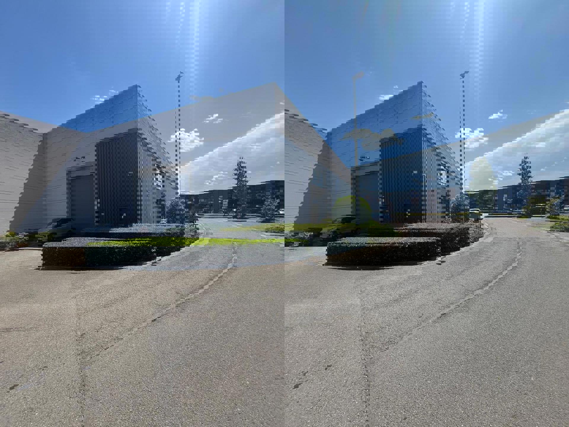 Magazijn 612m² met klein kantoor te Kontich - foto 1