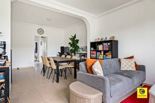 Prachtig ruim 3-slaapkamer appartement in Berchem Dit instapklare 3-slaapkamer appartement bevindt zich op de tweede verdieping (dakappartement) van...