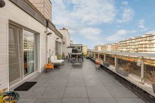 Ruim dakappartement op centrale ligging vlakbij winkels, openbaar vervoer, parken,.... Het appartement geniet van een mooi uitzicht en zeer ruim dakterras. <br /><br />Indeling van het appartement:<br />Inkomhal: +/- 8.5 m², tegels, ingemaakte kasten.<br />Afzonderlijk toilet met handenwasser.<br />Living: +/- 37 m², tegels. Terras: +/- 45 m².<br />Keuken: +/- 6.25 m², tegels, kasten, gasfornuis, afwasbak, frigo, diepvriezer, oven, vaatwasser, dampkap.<br />Slaapkamer 1: +/- 13 m², laminaat.<br />Slaapkamer 2: +/- 13 m², laminaat (kan eventueel opgesplitst worden in twee kamers).<br />Badkamer: +/- 8 m², tegels, inloopdouche, dubbele lavabo met meubel, aansluiting wasmachine.<br />1 kelderberging. <br /><br />CV op gas met individuele meters. <br />Water met tussenmeters.<br /> 