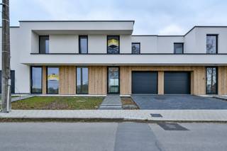 Welkom in deze prachtige en energiezuinige nieuwbouwwoning in Kortemark, waar hedendaags wooncomfort perfect samengaat met een rustgevend landelijk uitzicht. Deze woning is ideaal voor wie op zoek is naar ruimte, comfort en sereniteit, met scholen, winkels en andere noodzakelijke voorzieningen in de nabije omgeving.<br /><br />U wordt verwelkomd in een ruime inkomhal met gastentoilet. Van hieruit betreedt u de lichtrijke en aangename leefruimte met aansluitend een bureau, die dankzij de grote raampartijen geniet van een mooie natuurlijke lichtinval en een open zicht op de tuin. De open, moderne keuken sluit naadloos aan bij de leefruimte en is afgewerkt met duurzame materialen en kwalitatieve toestellen.<br />Op het gelijkvloers vindt u verder een praktische berging met aansluitingen voor wasmachine en droogkast, evenals een inpandige garage waar alle technische installaties netjes zijn ondergebracht.<br />De eerste verdieping telt vier volwaardige slaapkamers waarvan één met een ensuite badkamer, uitgerust met ligbad en één inloopdouche. Daarnaast is er een tweede badkamer met lavabo en inloopdouche, evenals een apart toilet, wat zorgt voor extra comfort voor het hele gezin.<br />Buiten geniet u van een zonnig terras met aangrenzende tuin, ideaal om tot rust te komen en te genieten van de groene omgeving en het open uitzicht.<br /><br />INBEGREPEN IN DE AANKOOPPRIJS: aansluitingskosten, keuring elektriciteit, keuring water, energieprestatie en binnenklimaat, postinterventiedossier<br />Contacteer ons vandaag nog voor meer informatie of een bezoek ter plaatse!