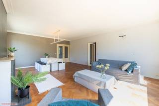 Dit op te frissen charme-appartement is groot en licht en bevindt zich op op de tweede verdieping van een zeer verzorgd gebouw.<br /><br />Het omvat een hal, een riante living, een keuken, een grote badkamer met ligbad, een apart toilet, 2 volwaardige slaapkamers, een terras, een kelder en eventueel een garage.<br /><br />LOCATIE LOCATIE LOCATIE<br />Gelegen vlakbij belangrijke invalswegen zoals de A12 en de E19, met vlotte verbindingen naar Antwerpen, Brussel, Gent en Breda. Scholen, winkels, openbaar vervoer en het centrum van Antwerpen bevinden zich in de onmiddellijke omgeving.<br /><br />TROEVEN :<br />- Hoekappartement. Hier valt licht overvloedig binnen.<br />- Grote ruimtes. Het appartement is maar liefst 112 m2 groot.<br />- Sterke basis met renovatiepotentieel.<br />- Karaktervol.<br />- Asbestveilig.<br />- PVC-ramen met dubbele beglazing.<br />- TOPLOCATIE.<br />- EPC-score C, dit betekent dat het appartement energiezuinig is.<br />- Geen renovatieverplichting.<br /><br />De garage kan aangekocht worden voor 27.000 euro.<br /><br />Zie jij je wel wonen in dit lichtrijk appartement ? Bel Sven 0477/31.99.93 voor meer info of een afspraak.<br /><br />Bron oppervlakte : EPC-attest.