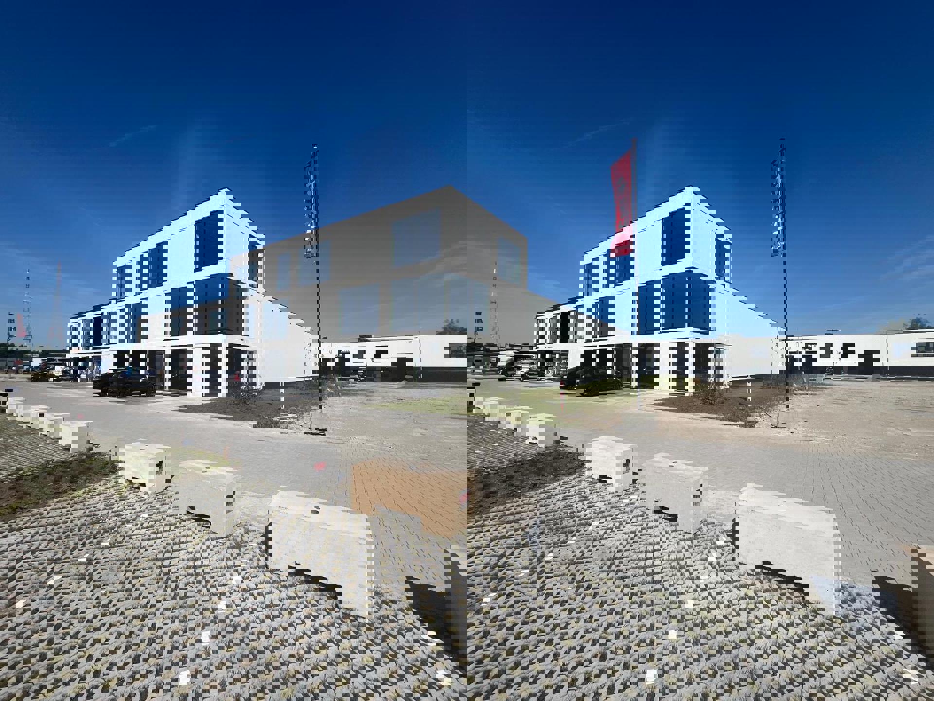 BTS Bedrijvenpark "De Zwaan" magazijnen met kantoor/showroom - foto 1