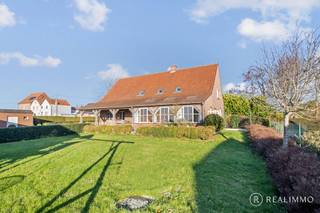 Deze alleenstaande woning is rustig gelegen in het landelijke Wortegem-Petegem en bevindt zich op een ruim perceel van 8.292 m², volledig vrij...