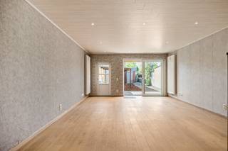 Deze instapklare woning is gunstig en centraal gelegen in het levendige Putte (Kapellen). Scholen, winkels, openbaar vervoer en de snelweg bevinden zich allemaal op korte afstand.<br />Bij het betreden van de woning komt u in een ruime, centrale inkomhal. Op het gelijkvloers vindt u verder een nette, volledig betegelde en recent vernieuwde keuken, een berging en een gezellige woonkamer. Vanuit de woonkamer leidt een vaste trap naar de nachthal op de eerste verdieping, die toegang geeft tot twee ruime slaapkamers.<br />De woning is gelegen op een perceel van 350 m² en beschikt over een aangename, zuidgeoriënteerde tuin waar u in alle rust kan genieten. Daarnaast is er een ruime, garage aanwezig die perfect kan dienen als atelier of hobbyruimte. Achteraan het perceel bevindt zich nog een praktische garage, ideaal voor het parkeren van een wagen en bereikbaar via de achterliggende servitudeweg.