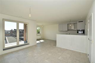 <p><span><strong>INDELING</strong><br /><br /></span></p>
<p><span>Residentie Mansum is een gebouw bestaande uit 8 schitterende appartementen in het centrum van Turnhout nabij de Grote markt (70 m wandelafstand) en winkels (Turnova op 50m). </span></p>
<p><span>Bij de opbouw in 2017 werd de aandacht gevestigd op comfort: BEN conforme bouwschil, verluchtingssysteem type D, zonwerend glas achteraan en akoestische en isolerende schrijnwerk aan de voorkant. </span></p>
<p><span>Dit resulteert in een aangenaam verblijf en lage verbruikskosten. <br /></span><span>Het app is gelegen op het 2de verdiep (rechts), bevat een bewoonbare oppervlakte van 90m² en beschikt over een private inkomhal met tegelvloer, een ruime eet-/woonkamer met een open, modern ingerichte keuken en aansluitend een praktische berging/technische ruimte (condensatieketel, aansluiting wasmachine en het ventilatiesysteem).</span></p>
<p><span>Verder zijn er 2 slaapkamers met akoestische beglazing, een toilet (op regenwater), de badkamer met ligbad, douchekop en lavabo en achteraan een zuid-georiënteerde terras van 6m². </span></p>
<p><strong><span>Parking</span></strong></p>
<p><span>Op de privéparking achter het gebouw beschikt men over een autostaanplaats, 3 fietsplaatsen en een gemeenschappelijk afvallokaal. </span><span><span></span></span></p>
<p><strong><span>BIJZONDERHEDEN</span></strong></p>
<ul>
<li><span>bewoonbare oppervlakte van 90m²</span></li>
<li><span>CV op gas </span></li>
<li><span>bouwschil conform BEN</span></li>
<li><span>verluchtingssysteem type D</span></li>
<li><span>zonwerend glas op het zuiden</span></li>
<li><span>akoestisch isolerend schrijnwerk aan de straatzijde en akoestische prestaties in het algemeen</span></li>
<li><span>lift aanwezig</span></li>
<li><span>gemeenschappelijke maandelijkse kosten bedragen 65 euro (forfait)</span></li>
<li><span>de nutsvoorzieningen water, gas en elektriciteit zijn ten laste van de huurder</span></li>
<li><span>Onmiddellijk beschikbaar. Latere periode is bespreekbaar.</span></li>
<li><span>De abonnementen/kosten voor persoonlijk gebruik van water, aardgas, elektriciteit en telecom dienen door de huurder afgesloten/gedragen te worden</span></li>
</ul>
<p><strong><span>POSITIEVE ASPECTEN</span></strong></p>
<ul>
<li><span>topligging, op wandelafstand van de markt van Turnhout met horeca, winkels e.d. </span></li>
<li><span>openbaar vervoer is makkelijk toegankelijk, een busknooppunt bevindt zich vlakbij</span></li>
</ul>