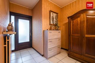 <p>Op een strategische ligging nabij centrum Gent bevindt zich dit klassiek, ruim en lichtrijk appartement.<br /><br />In dit appartement geniet je van 2 slaapkamers, een ruime woonkamer met open haard, ook is er een aparte keuken. Aan de achterkant van het appartement bevindt er zich een groot terras zonder inkijk van buren.<br /><br />Aan het einde van de straat waar het appartement gelegen is bevindt zich een groene oase aan rust in het Coyendanspark en Portus Ganda, hier kan je in alle rust ontspannen. Het appartement bevindt zich ook in de buurt van het openbaar vervoer, zo is er een bushalte op ongeveer 100 meter van het appartement. Het station Gent-Dampoort ligt op 350 meter van je voordeur, zo geniet je van een vlotte treinverbinding naar de grote steden.<br /><br />De woning komt vrij omstreeks maart 2026. Bij voorkeur vindt de akte plaats in maart 2026.<br /><br />Syndickosten +- 150 EUR/maand<br /><br />Indien u interesse heeft aarzel dan zeker niet om contact op te nemen met Top Vastgoed voor een bezoek: 0475 700 700</p>