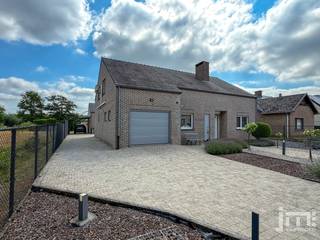 Dit pand wordt verkocht via een biedingsprocedure met een richtprijs/instelprijs van € 595.000. <br /><span><strong>KIJKDAG: Zaterdag 19 september 2026 – Enkel op afspraak.</strong></span><br /><br />Deze ruime woning is gelegen op een volledig afgesloten perceel van 36a 58ca aan het einde van een doodlopende straat in het landelijke Stokrooie (Hasselt) en biedt u de ultieme combinatie van modern wooncomfort, rust en duurzaamheid. De woning is vlot bereikbaar met een goede verbinding naar de snelwegen.<br /><br /><u><strong>Indeling:</strong></u><br />Gelijkvloers: Ruime inkomhal met trap naar de verdieping. Aan de linkerzijde bevindt zich een aparte, praktische bureauruimte – ideaal voor thuiswerk of een vrij beroep. De grote, lichtrijke woonkamer met gezellige haard sluit naadloos aan op de schitterende tuinkamer/veranda en een overdekt terras. Daarnaast vindt u de volledig geïnstalleerde keuken, een ruime wasplaats/berging met extra douche en lavabo, en een inpandige garage met automatische sectionaalpoort (vernieuwd in 2025). Het toilet en de berging maken het gelijkvloers compleet.<br />Eerste verdieping: De nachthal biedt toegang tot 4 volwaardige, ruime slaapkamers (met mogelijkheid tot een 5e slaap/speelkamer), een comfortabele badkamer (met ligbad) en een handige extra bergruimte.<br />Kelder: Opgedeeld in 2 kamers.<br />Tuin: Het immense perceel van 3.658 m²  biedt een idyllisch, vrij uitzicht. De sfeervol aangelegde tuin vlak achter de woning beschikt over fraai kunstgras en geurige lavendelperken. Hier bevinden zich ook de ruime buitengarage ( met extra zolderruimte) en carport.. Verder op het perceel staat het moderne poolhouse/tuinpaviljoen met een overdekt loungeterras. Het achterliggende deel is ingericht als dierenwei met de nodige schuilhokken en extra bergruimtes.<br /><br /><u><strong>Extra's:</strong></u><br />- Zonnepanelen (6.920 Wp)<br />- Energiezuinige warmtepomp/Airco<br />- Krachtig Enphase thuisbatterijsysteem (10 kWh)<br />- Laadpaal<br />- De meeste ramen zijn voorzien van rolluiken<br /><br /><u><strong>Verkoopprocedure via bieding:</strong></u><br />De vermelde prijs van € 595.000 is een richtprijs/instelprijs. Kandidaat-kopers krijgen de kans om de woning te bezichtigen op de kijkdag en aansluitend een schriftelijk bod uit te brengen bij de makelaar. <br />Voor meer info, gelieve contact op te nemen met ons kantoor op het nummer 0479 888 291 (Johan) of via mail: info@jmvastgoed.be.