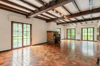 <strong>Te renoveren vrijstaande woning met optionele bouwgrond – Keerbergen</strong><br />
<p>Bent u op zoek naar een <strong>ruime woning met veel potentieel</strong>, gelegen in een <strong>groene en rustige omgeving</strong>? Deze vrijstaande woning op een perceel van 895 m² biedt u tal van mogelijkheden en bevindt zich op een uitstekende locatie in <strong>residentieel Keerbergen</strong>, op een boogscheut van winkels, scholen en verbindingswegen.</p>
<p>Wat deze aanbieding extra interessant maakt, is de mogelijkheid tot aankoop van de <strong>naastgelegen bouwgrond</strong> van 583 m² (lot 2) met een <strong>goedgekeurde verkavelingsvergunning</strong> – ideaal voor uitbreiding, nieuwbouw of als investering.<br /><br /><strong>Woning met ruimte, licht en mogelijkheden:</strong></p>
<p>De woning biedt een <strong>bewoonbare oppervlakte van maar liefst 351 m²</strong>, verdeeld over twee verschillende niveaus en ruimtes die aangepast kunnen worden aan de wensen van de koper. Momenteel zijn er <strong>7 ruime slaapkamers</strong>, waarvan <strong>3 zich op het gelijkvloers</strong> bevinden – een interessante troef voor wie gelijkvloers wonen verkiest of een praktijkruimte overweegt.</p>
<p>De <strong>leefruimte</strong> is ruim en lichtrijk, met een directe verbinding naar de keuken. Aan de andere zijde van de woning bevindt zich een <strong>inpandige garage</strong> met rechtstreekse toegang tot de tuin – handig voor fietsen, tuinmateriaal of een extra berging.</p>
<p>Met wat renovatie en creatieve indeling kan deze woning omgevormd worden tot een <strong>comfortabele gezinswoning</strong>, <strong>kangoeroewoning</strong>, of zelfs een combinatie van wonen en werken.<br /><br /><strong>Optionele bouwgrond – extra mogelijkheden:</strong></p>
<p>Grenzend aan het perceel van de woning bevindt zich <strong>een tweede perceel bouwgrond van 583 m²</strong> met een <strong>goedgekeurde verkavelingsvergunning</strong>. Dit perceel is <strong>optioneel bij aan te kopen</strong> en biedt ruimte voor:</p>
<ul>
<li>
<p>De bouw van een tweede woning (voor familie of als investering)</p>
</li>
<li>
<p>Het uitbreiden van de tuin en het creëren van een uitzonderlijk grote eigendom</p>
</li>
<li>
<p>Verdere ontwikkeling op termijn</p>
</li>
</ul>
<p><strong>Totale oppervlakte beide percelen (lot 1 + lot 2): 1.560 m²</strong><br /><strong>Vraagprijs voor het naastgelegen perceel (lot 2): €189.000<br /><br /></strong><strong>Troeven op een rijtje:</strong></p>
<ul>
<li>
<p>Vrijstaande te renoveren woning met veel ruimte en mogelijkheden</p>
</li>
<li>
<p>7 slaapkamers</p>
</li>
<li>
<p>Inpandige garage met doorgang naar tuin</p>
</li>
<li>
<p>Rustige, groene ligging in residentiële buurt van Keerbergen</p>
</li>
<li>
<p>Optioneel bij te kopen bouwgrond met verkavelingsvergunning</p>
</li>
<li>
<p>Totale oppervlakte perceel met beide lots: 1.560 m²</p>
</li>
<li>
<p>Ideaal voor gezinnen, investeerders of wie op zoek is naar een combinatie wonen-werken</p>
</li>
</ul>
<p><strong>Interesse?</strong><br />Deze woning biedt een unieke kans om te wonen in alle rust en groen, met het comfort van ruimte en uitbreidingsmogelijkheden. <br />Laat je inspireren door de indelingsplannen en ontdek het potentieel tijdens een bezoek.</p>
<p><strong>Contacteer onze vastgoedverantwoordelijke</strong> op het nummer <strong>0492/406156</strong> of mail naar <strong>keerbergen@deboerenpartners.be</strong></p>