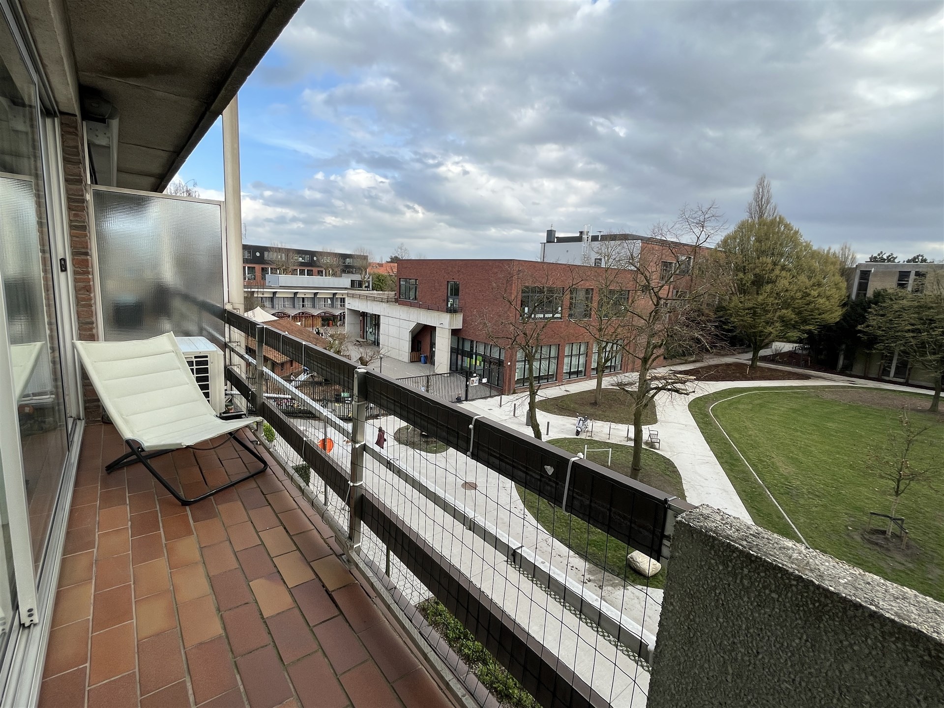 Instapklaar 2 slaapkamer appartement + autostaanplaats - foto 3