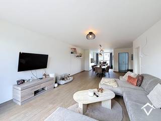 Deze woning is gelegen langs een gunstige weg zeer kortbij de kern van Sint-Eloois-Winkel. <br /><br />De indeling is als volgt: oprit - inkomhal - WC - uitgeruste keuken met eiland - ruime living - tuin met terras - nuttige wasberging. Nachthal - apart toilet - 3 volwaardige slaapkamers - badkamer (bad, douche en meubel). Toegang tot de geïsoleerde zolder. <br /><br />Woning in aanbouw, EPB in opmaak. (Nieuwbouwwoning)<br /><br />Maximum voor 5 personen, zowel voor bewoning als domiciliëring. Ten vroegste beschikbaar vanaf 1/01/2027.<br /><br />Bij interesse, gelieve enkel en alleen te reageren via het contactformulier. Wij contacteren u terug van zodra een bezoek mogelijk is.