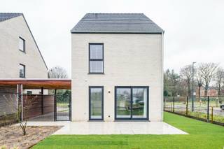 Lot 28: Ontdek deze energiezuinige open nieuwbouwwoning op een perceel van 326 m² in woonbuurt Dreef. De woning beschikt over 3 slaapkamers, een privatieve tuin en een carport, en combineert een doordachte indeling met hedendaags wooncomfort.<br /><br />Dankzij de afgewerkte zolderverdieping geniet je van een volwaardige 4de slaapkamer en een praktische berging, ideaal als extra slaap-, werk- of hobbyruimte. Duurzame technieken zoals een warmtepomp, vloerverwarming en zonnepanelen zorgen bovendien voor een aangenaam binnenklimaat en een laag energieverbruik.<br /><br />Gelegen in een groene en autoluwe woonbuurt aan de rand van Gent, met scholen, winkels en openbaar vervoer binnen handbereik.<br /><br />Meer info via www.matexi.be/dreef of bel naar 09 298 11 05.