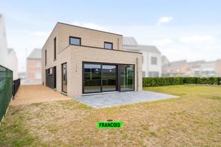 Laat u verrassen door deze gloednieuwe halfopen bebouwing!Op het gelijkvloers biedt deze woning een inkomhal, fietsenberging / technische ruimte,...