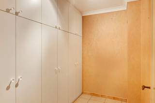 In de gegeerde Dascottelei te Deurne bevindt zich dit energiezuinige appartement in goede staat, gelegen op de tweede verdieping van een verzorgd gebouw met lift.<br /><br />Het appartement beschikt over een bewoonbare oppervlakte van maar liefst 111 m² en biedt een comfortabele en praktische indeling. De lichtrijke leefruimte sluit aan op één van de twee terrassen, ideaal om te genieten van rust en buitenruimte. De ingerichte keuken is voorzien van een elektrische kookplaat en een oven.<br /><br />Verder zijn er twee volwaardige slaapkamers, een badkamer met ligbad en apart toilet. Extra bergruimte is voorzien dankzij een privatieve kelderberging. Bovendien is er een garagebox, wat een absolute meerwaarde is in deze buurt.<br />Dankzij de energiezuinige eigenschappen en de goede algemene staat is dit appartement perfect voor wie zorgeloos wil wonen of investeren.<br /><br />Een ideale combinatie van ruimte, comfort en ligging.<br /><br />De garagebox dient mee aangekocht te worden aan een prijs van 25.000 euro.<br /><br />Mis deze kans niet en neem contact op met de vastgoedverantwoordelijke op volgend nummer: +32 474 04 13 26