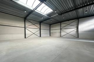 On the edge of the “Hoogveld” industrial zone, we offer a modern 326 m² warehouse unit for rent. The property is easily accessible thanks to...